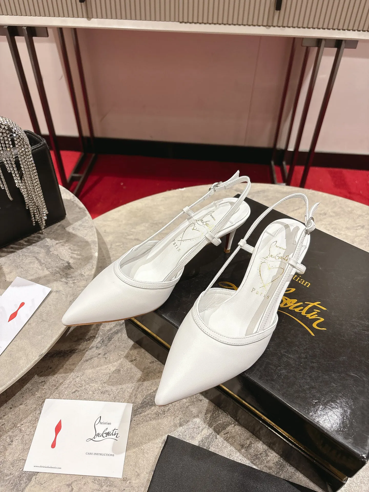👟👟Ex-factory price 600👟👟 🆑❥∙Back empty sandals🦋✪ꫛꫀw.✔︎ Featuring a slightly pointed toe and slim straps, this model is crafted in white calfskin with a 65mm heel height and added hand-placed crystals on the front. It features our signature Louboutin red sole with Christian Louboutin's signature and heart-shaped stamped logo on the insole. Size: 34 yards - 42 yards (34.40.41.42. Customized, non-refundable and non-exchangeable‼️) Heel height: 6.5cm Color: white black
